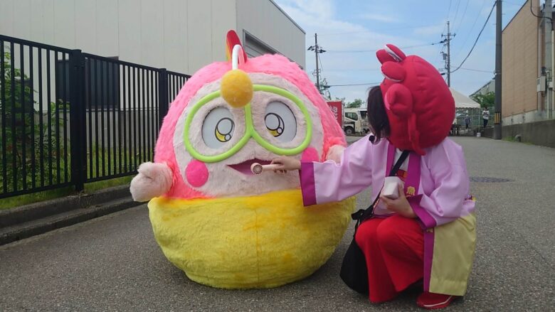 工房シティイベントでファンサービスによる加熱で冷却されているプク丸ちゃん