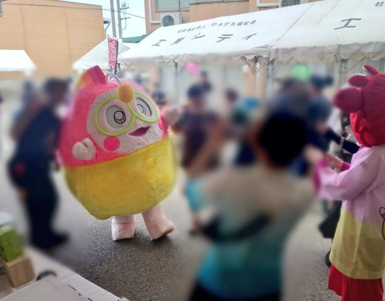 工房シティイベントで大勢に囲まれるプク丸ちゃん