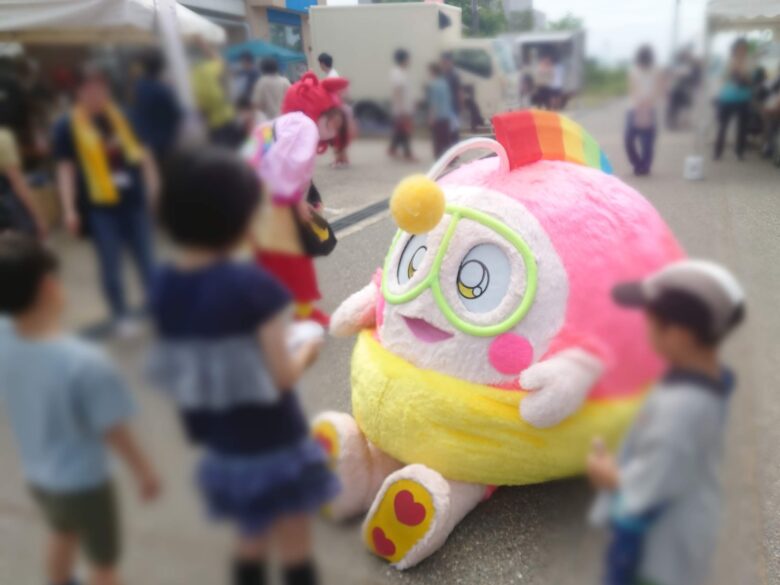工房シティイベントでちびっこたちに囲まれるプク丸ちゃん