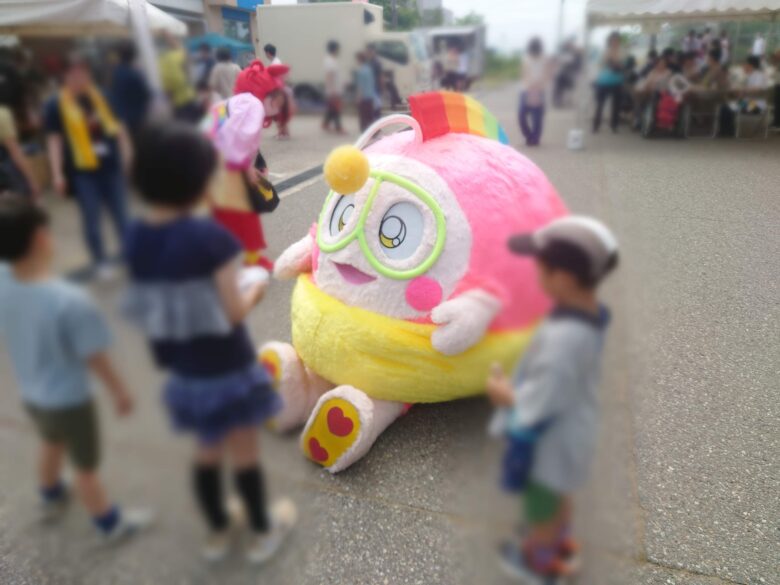 工房シティさんの「Go To City」の屋外でちびっこたちと意思疎通するプク丸ちゃん