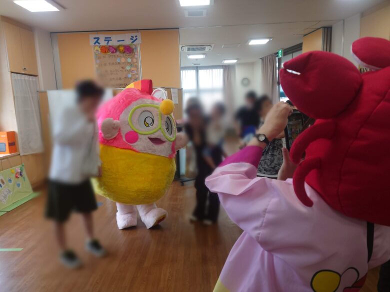 工房シティさんの「Go To City」で館内で記念撮影にこころよく応じるプク丸ちゃん