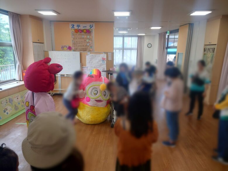 工房シティさんの「Go To City」で館内で記念撮影にこころよく応じるプク丸ちゃん