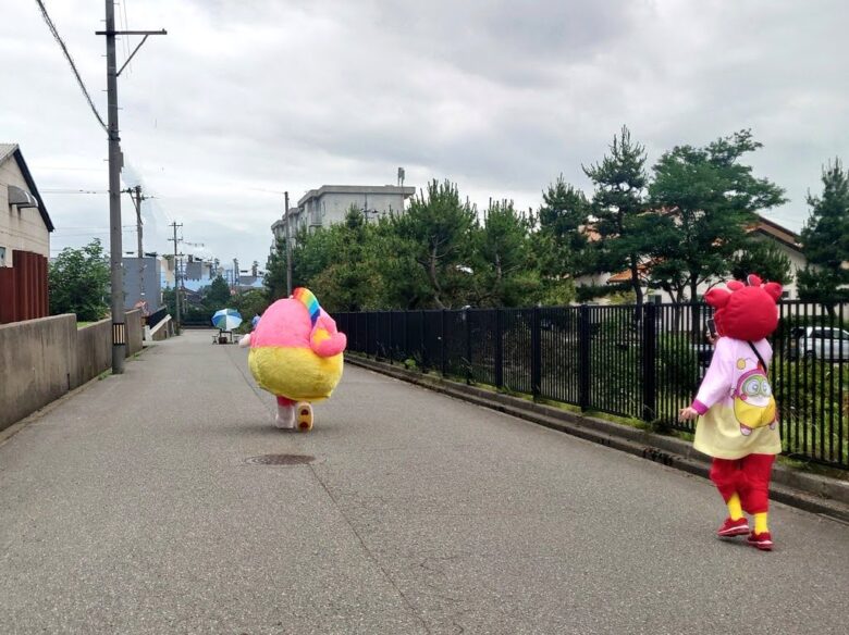 工房シティイベントで通行止め区間を走破するプク丸ちゃんと後を追うかにこ隊長
