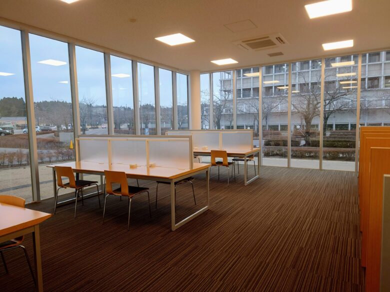珠洲市民図書館の学習室の机