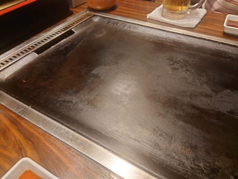 登久新のお座敷席の鉄板
