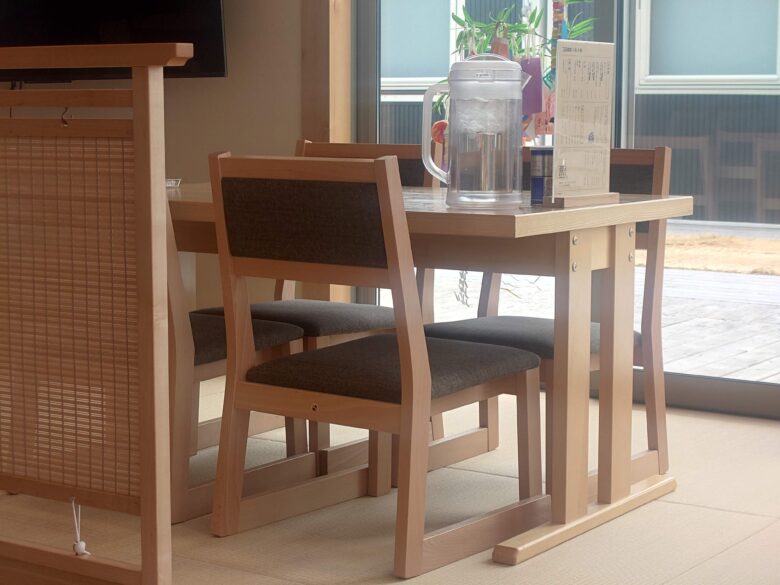 コミセンマリンタウンBASEの飲食ブースのテーブル席