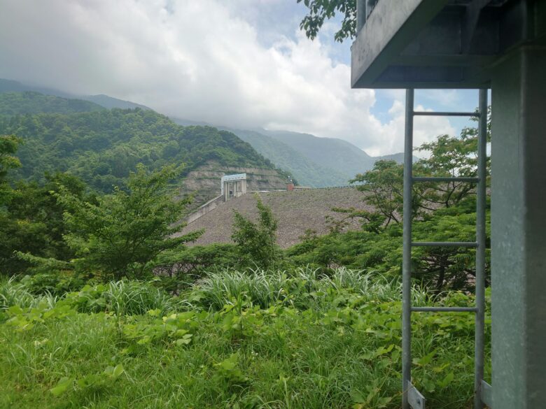 手取川ダムがみえるところからほんの少し歩いてダムを見た景色