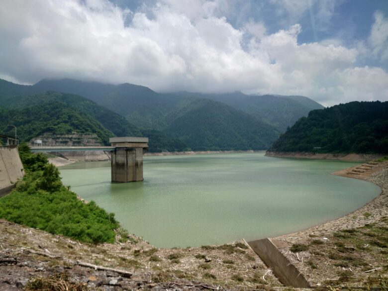 手取川ダム展望台の敷地から見た手取湖と取水塔