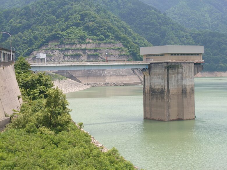 手取川ダム展望台の敷地から見た取水塔