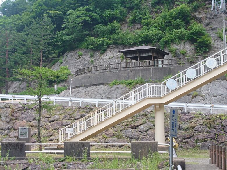 手取川ダム展望台と東屋