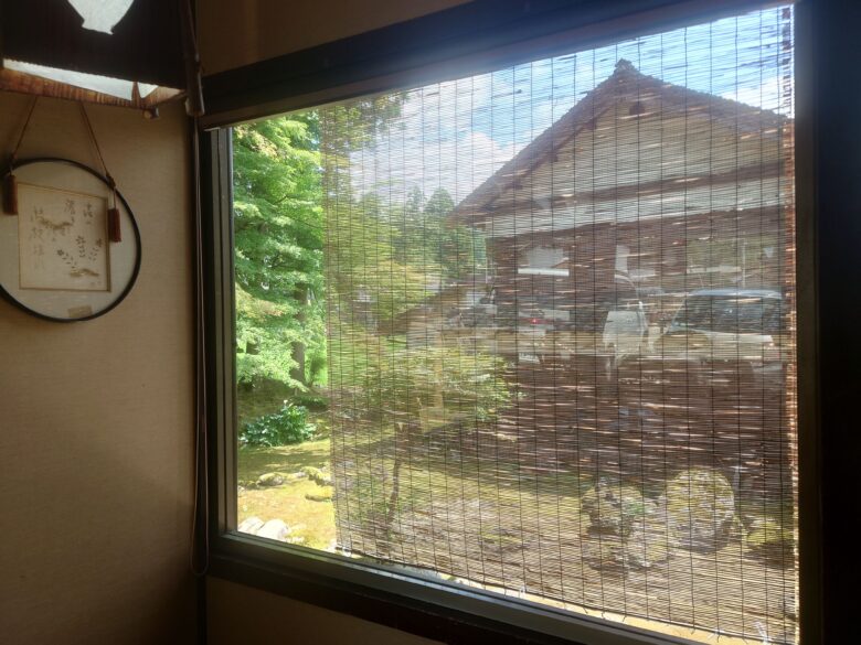 そば処まつやの店内からの景色