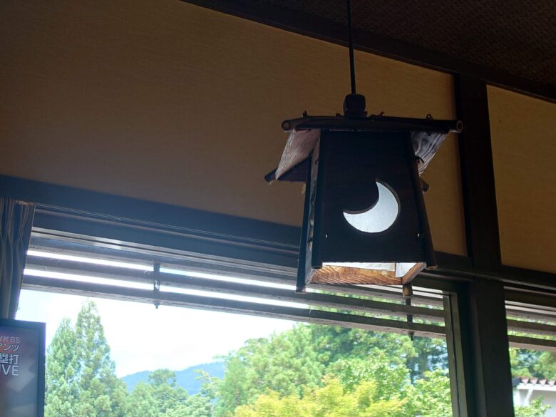 そば処まつやの店内の月の形のあるオブジェクト