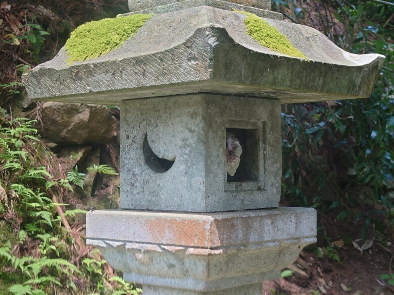 平泉寺の月マークの灯籠