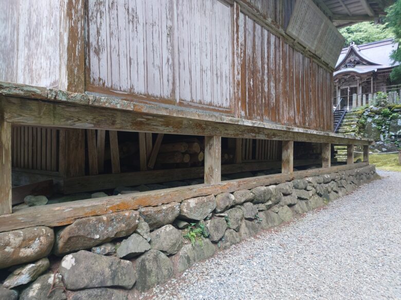 平泉寺白山神社の拝殿のサイド