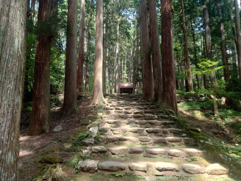 平泉寺白山神社の三之宮の参道