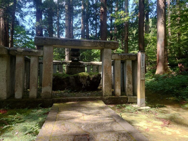 平泉寺白山神社の楠木正成公墓塔