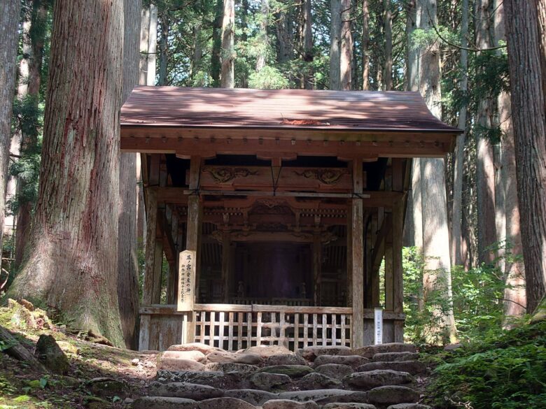 平泉寺白山神社の楠木正成公墓塔