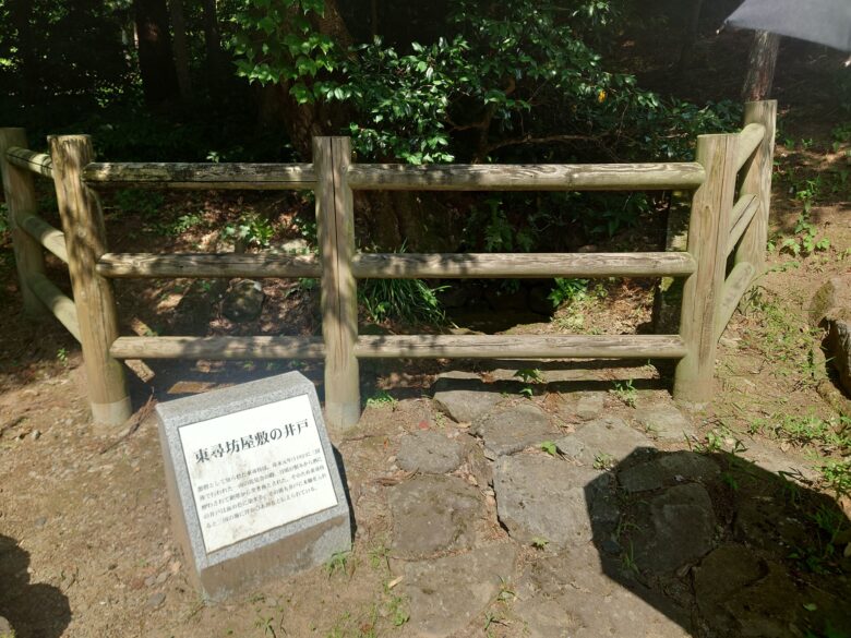 東尋坊屋敷の井戸の案内文