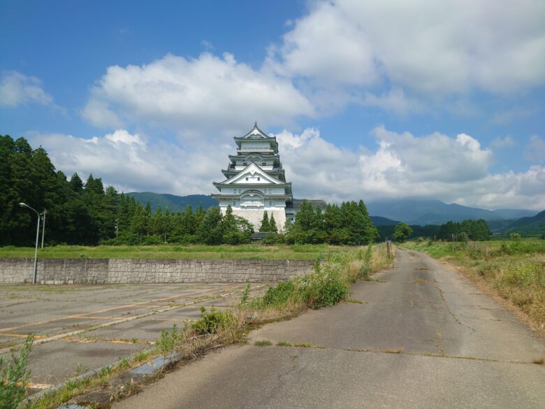 少し遠くの道端から見た勝山城博物館