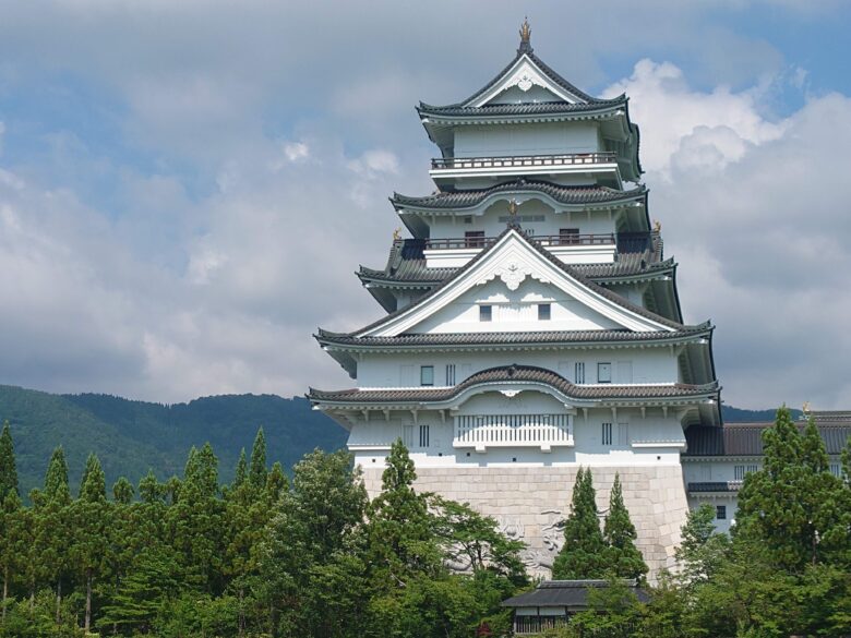 少し遠くの道端から見た勝山城博物館
