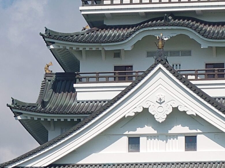 少し遠くの道端から見た勝山城博物館のアップ