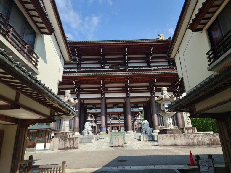 大師山清大寺の門前町(商店エリア)から見た大門