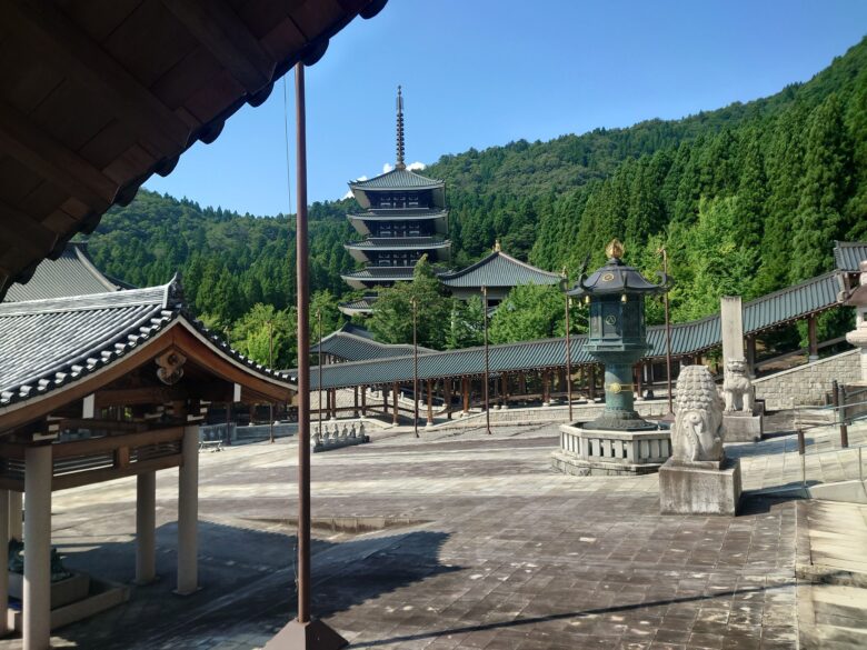 大師山清大寺の回廊から見た境内と五重塔