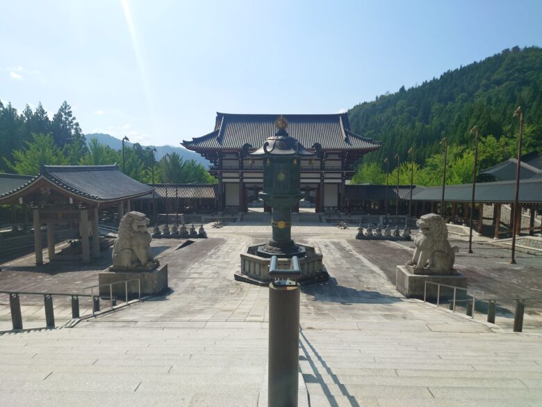 大師山清大寺の大門と大仏殿の間の境内