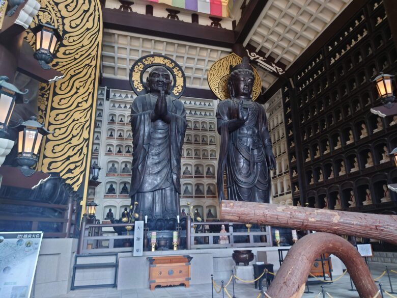 大師山清大寺の大仏殿の羅漢像と菩薩像