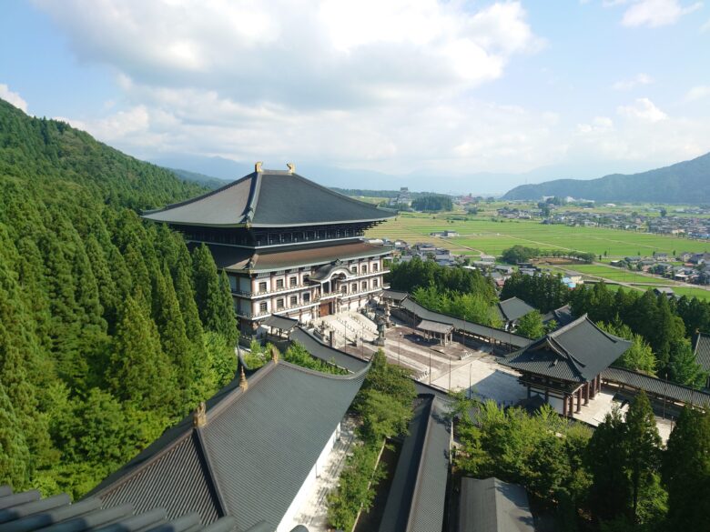 大師山清大寺の五重塔から大仏殿を見た景色