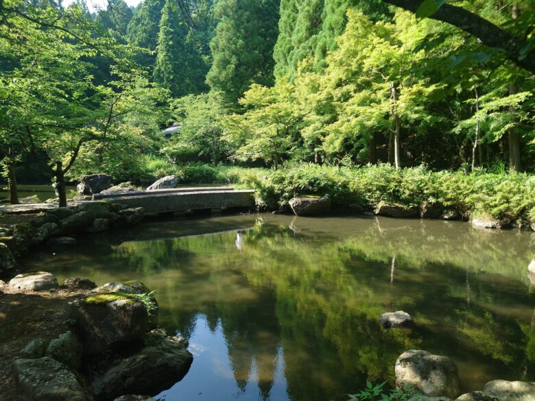 大師山清大寺の池のある日本庭園の景色