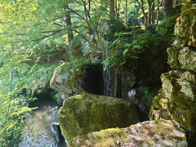 大師山清大寺の日本庭園の小さな滝