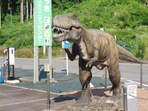 山の駅よろっさの駐車場の恐竜オブジェクト