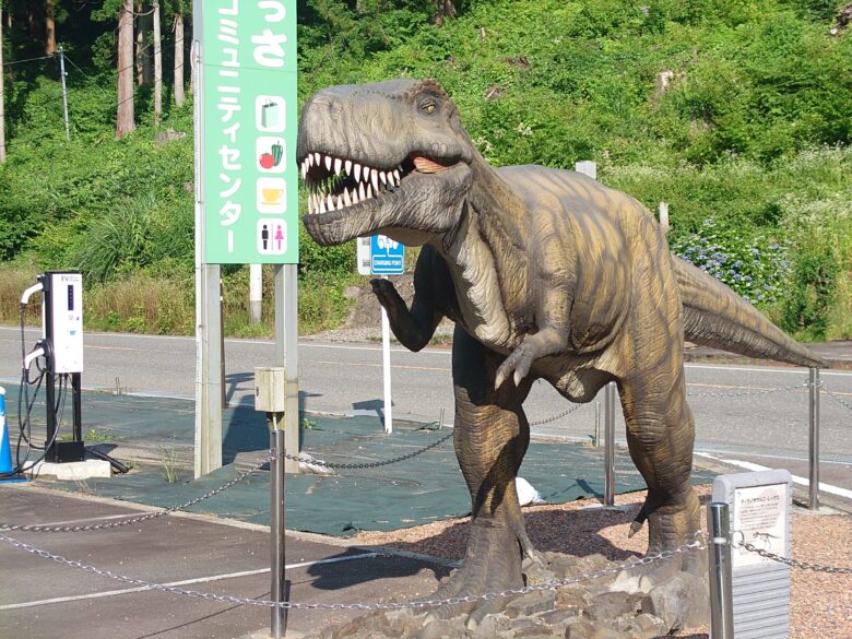 山の駅よろっさの駐車場の恐竜オブジェクト