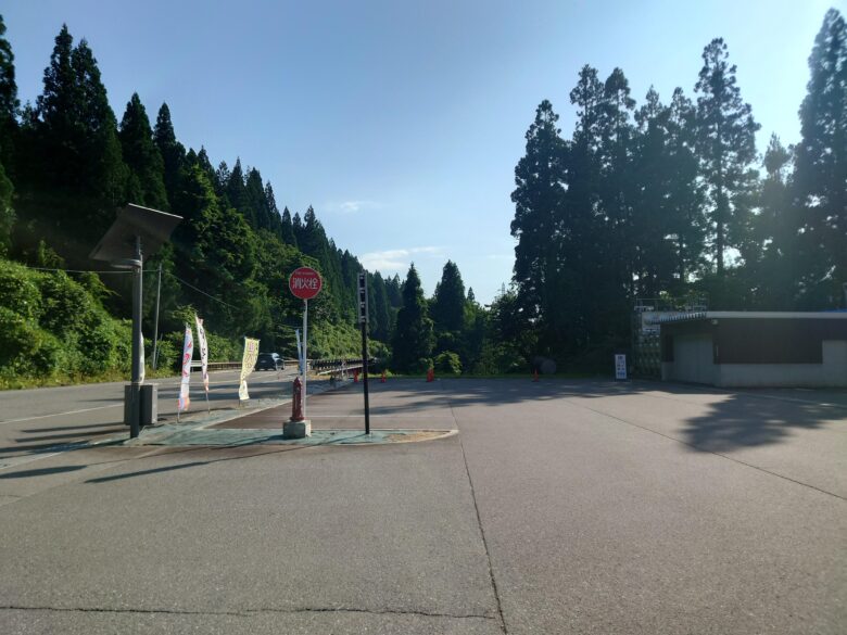 山の駅よろっさの前の道路(勝山方面)
