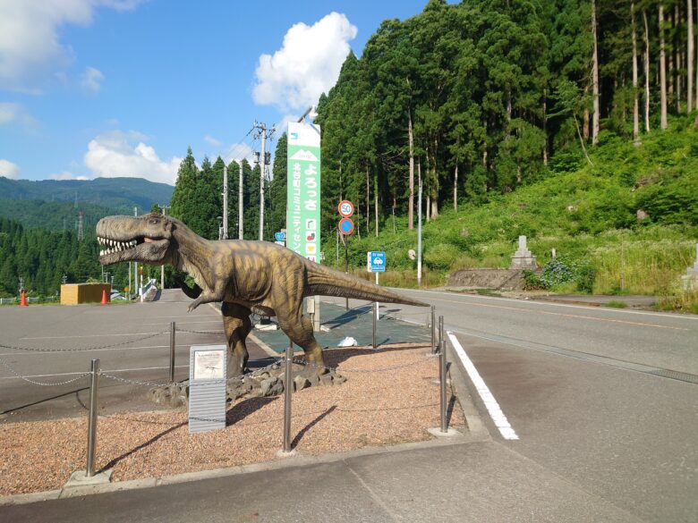 山の駅よろっさの駐車場の恐竜オブジェクト