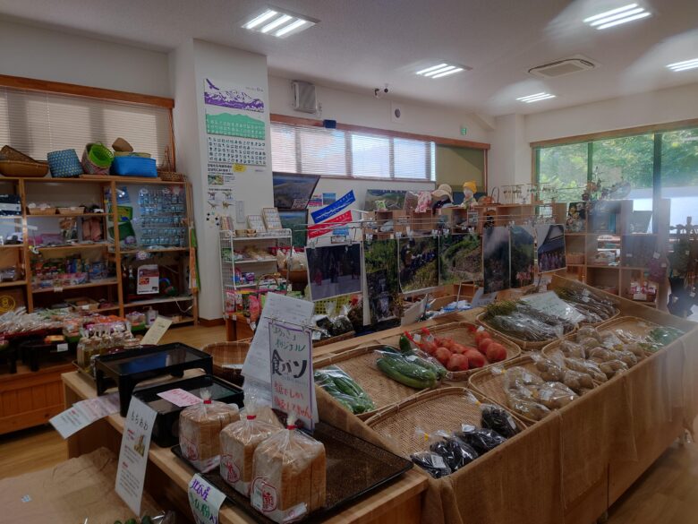 山の駅よろっさの屋内