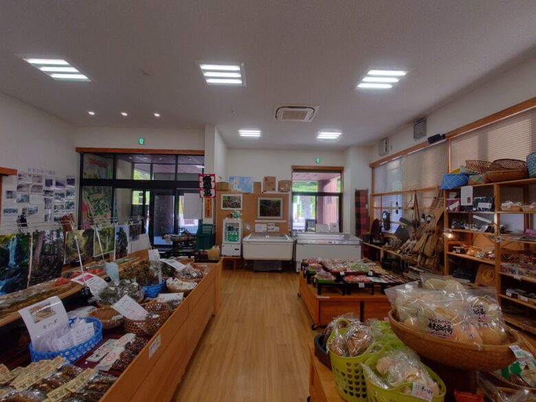 山の駅よろっさの屋内