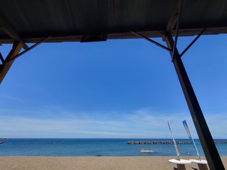 鷹巣海水浴場の輝らめき亭（海の家）の日陰からの海の眺め