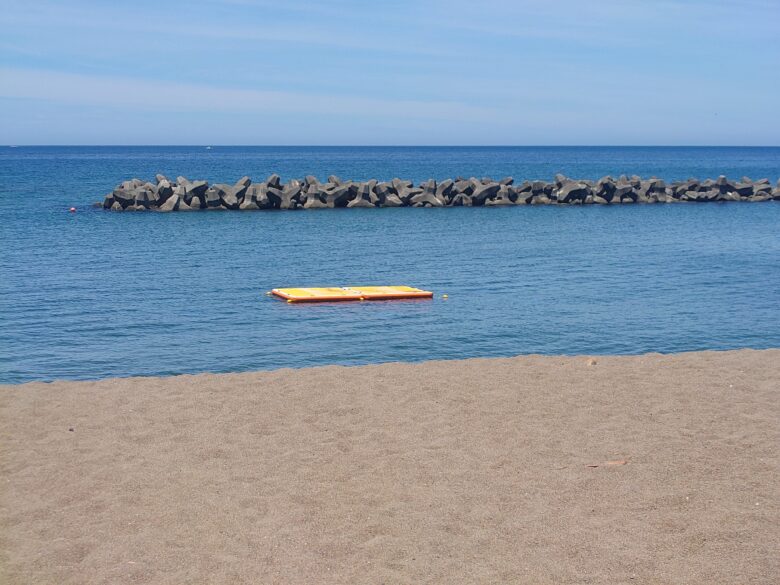 鷹巣海水浴場の海上休憩所（ボード）