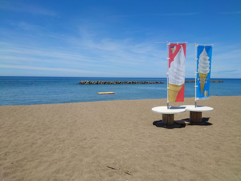 鷹巣海水浴場の浜辺と海上休憩所（ボード）