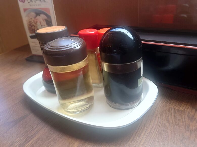 七味ラーメンの卓上の調味料