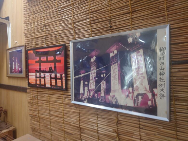 味知の駅能登 能海山市場のキリコの写真展示
