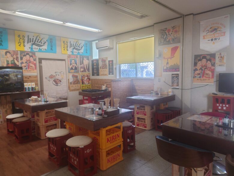 炭火やきとり たこべえの店内に並ぶテーブル席