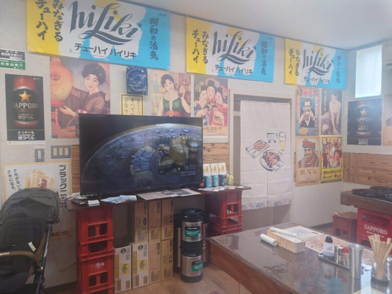 炭火やきとり たこべえの店内の賑やかなポスター