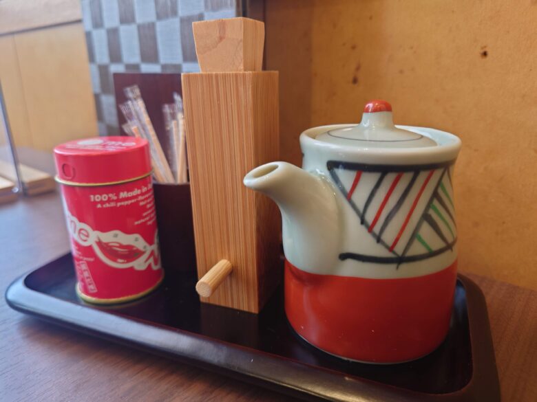 うなぎ ふじ栄の卓上に置いてある七味とタレ