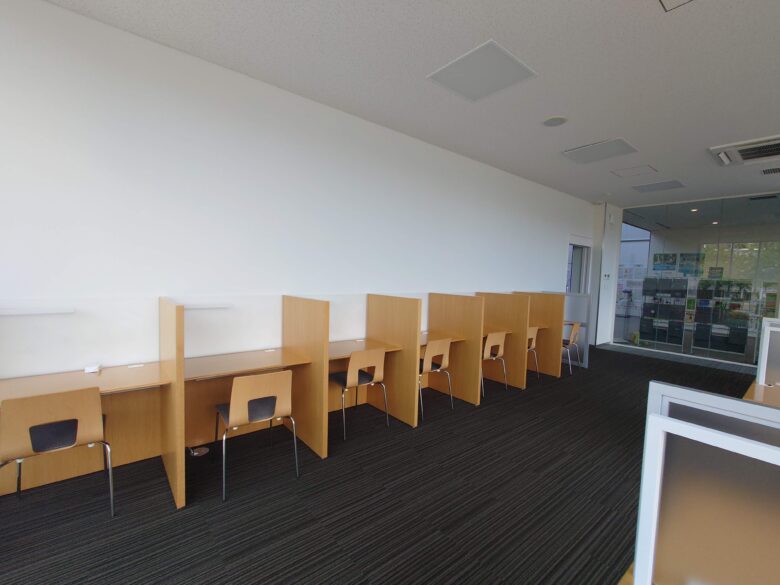 珠洲市民図書館の学習室のカウンター席