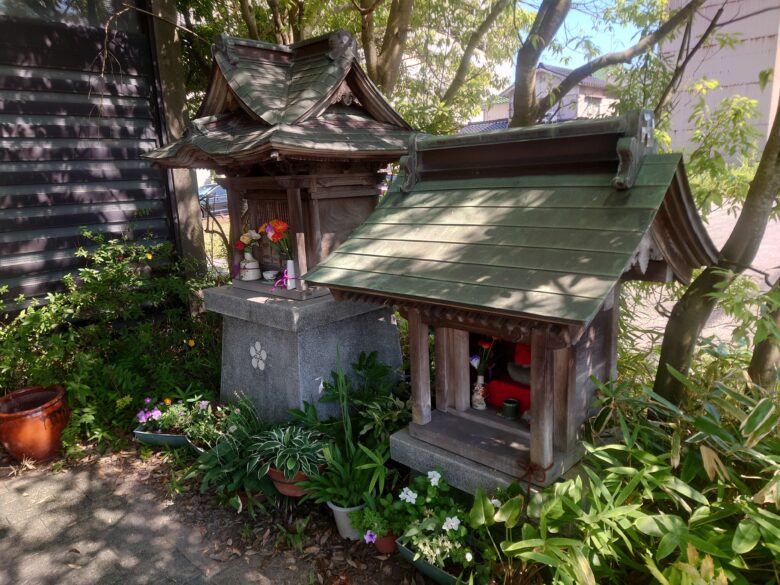 弘法湯のお地蔵さんと祠