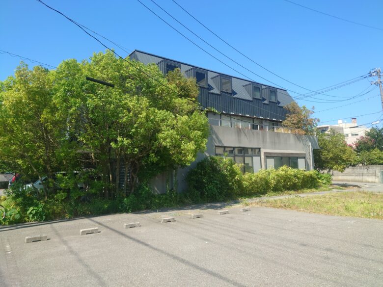 弘法湯の横側からみた建物