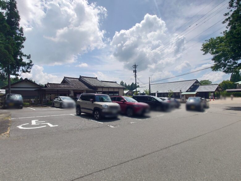 そば処まつやの前の神社の駐車場